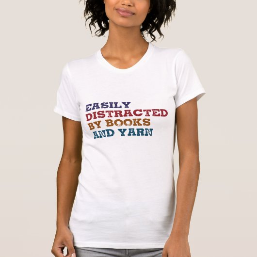 Gemakkelijk afgeleid door boeken en garen-grappig  t-shirt (Voorkant)