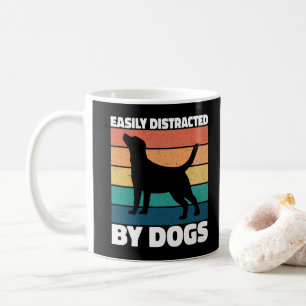 Gemakkelijk afgeleid door honden Schattigee puppy  Koffiemok