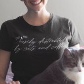 Gemakkelijk afgeleid door katten en koffie script Tri-Blend shirt