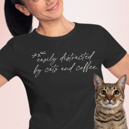 Gemakkelijk afgeleid door katten en koffie script Tri-Blend shirt