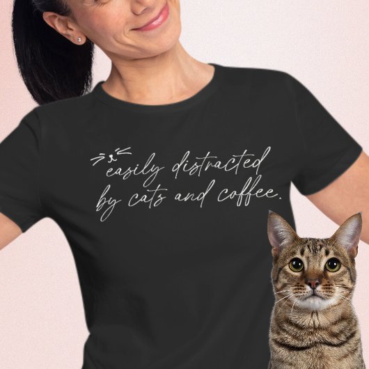 Gemakkelijk afgeleid door katten en koffie script Tri-Blend shirt