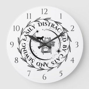 Gemakkelijk afgeleid door katten en naaien grote klok