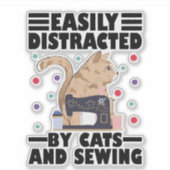 Gemakkelijk Afgeleid Door Katten En Naaien kattenl Sticker (Voorkant)
