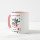 Gemakkelijk afgeleid door katten en naaien - naaik mok (Voorkant links)