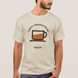 Gemakkelijk afgeleid door koffie met koffiekopje t-shirt