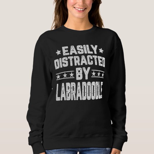 Gemakkelijk Afgeleid Door Labradoodle Hond Trui (Voorkant)