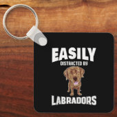 Gemakkelijk Afgeleid Door Labradors Chocolate Lab Sleutelhanger (Voorkant)