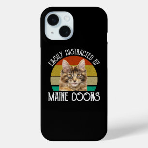 Gemakkelijk afgeleid door Maine Coons iPhone 15 Case