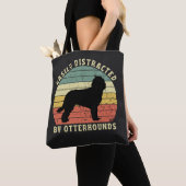 Gemakkelijk afgeleid door Otterhounds Tote Bag (Dichtbij)