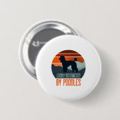 Gemakkelijk afgeleid door poedels hond lopen ronde button 5,7 cm (Voorkant /achterkant)