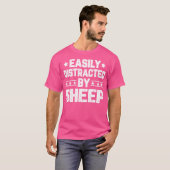 Gemakkelijk afgeleid door schapen Funny Animal She T-shirt (Voorkant volledig)