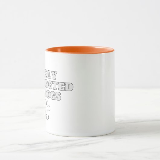 Gemakkelijk afgeleid door schattige mok van honden (Midden)