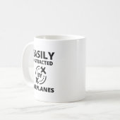 Gemakkelijk afgeleid door vliegtuigen grappige pil koffiemok (Voorkant links)