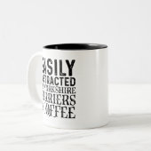 Gemakkelijk afgeleid door Yorkshire Terriers en ko Tweekleurige Koffiemok (Voorkant links)