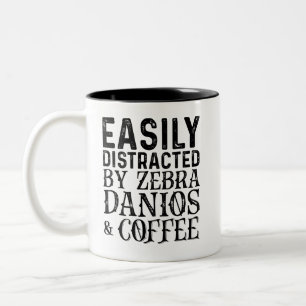 Gemakkelijk afgeleid door Zebra danios en koffie Tweekleurige Koffiemok