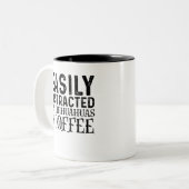 Gemakkelijk verstoord door Chihuahuas en koffie Tweekleurige Koffiemok (Voorkant links)