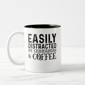 Gemakkelijk verstoord door Chihuahuas en koffie Tweekleurige Koffiemok