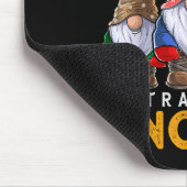 Gemakkelijk verstoord door Gnomes Gardening Gnome  Muismat (Hoek)