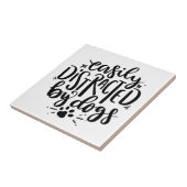 Gemakkelijk verstoord door honden tegeltje (Zijkant)