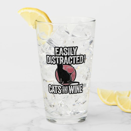 Gemakkelijk verstoord door katten en wijn glas (Voorkant ijs)