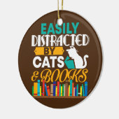 Gemakkelijk verstoord door kratten en boeken grapp keramisch ornament (Links)