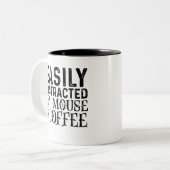 Gemakkelijk verstoord door muis en koffie tweekleurige koffiemok (Voorkant links)