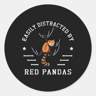 Gemakkelijk verstoord door rode pandas in het wild ronde sticker
