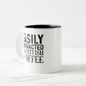 Gemakkelijk verstoord door vis en koffie tweekleurige koffiemok (Voorkant links)