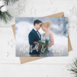 GEMARKEERD EN MERRY | Onaangekondigde elegante bru Briefkaart<br><div class="desc">het ontwerp van de fotobekleding met een foto van de bruid en groom en elegante witte borsteltypografie. De tekst en de kleuren kunnen worden gepersonaliseerd.</div>