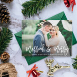 GEMARKEERD EN MERRY | trouwe trouwaankondiging Briefkaart<br><div class="desc">kaartontwerp met een foto van de bruid en de bruidegom en elegante witte borsteltypografie. De tekst en de kleuren kunnen worden gepersonaliseerd.</div>