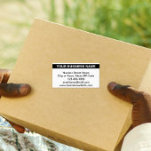 Gemarkeerde bedrijfsnaam op wit verzendlabel