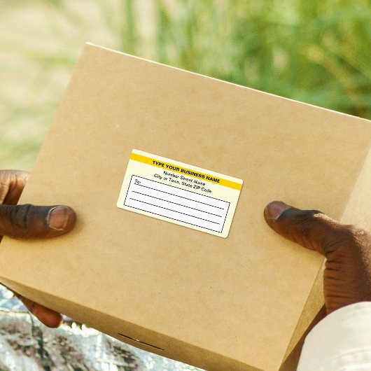 Gemarkeerde merknaam op geel verzendlabel