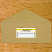 Gemarkeerde merknaam op geel verzendlabel