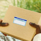 Gemarkeerde merknaam op lichtblauwe verzending etiket