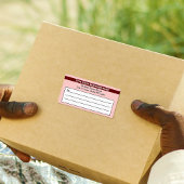 Gemarkeerde merknaam op lichtrood verzendlabel