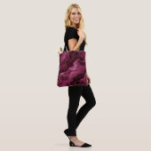 Gemarmerd patroon in donkere magenta en roze tote bag (Op model)