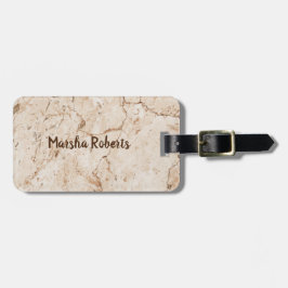 Gemarmerde crème met monogram bagagelabel