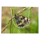 Gemarmerde witte vlinder op gras groot cadeauzakje (Achterkant)