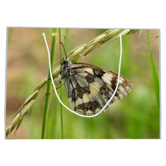 Gemarmerde witte vlinder op gras groot cadeauzakje (Achterkant)