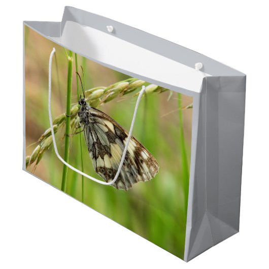 Gemarmerde witte vlinder op gras groot cadeauzakje (Voorkant Gekanteld)