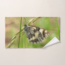 Gemarmerde witte vlinder op gras handdoek
