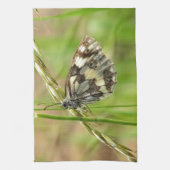 Gemarmerde witte vlinder op gras theedoek (Verticaal)