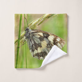 Gemarmerde witte vlinder op gras washandje