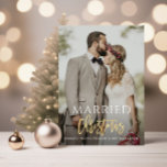 GEMARRISTMAS gouden scriptaankondiging van de brui Feestdagenkaart<br><div class="desc">kaartontwerp met een foto van de bruid en bruom en elegante gouden borsteltypografie. De tekst en de kleuren kunnen worden gepersonaliseerd.</div>