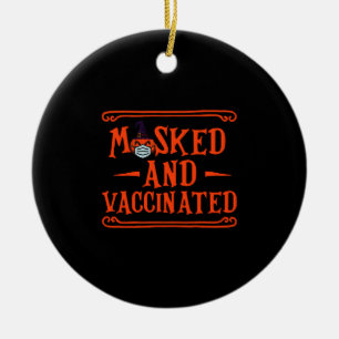 Gemaskerd en gevaccineerd griezelige Halloween-kos Keramisch Ornament