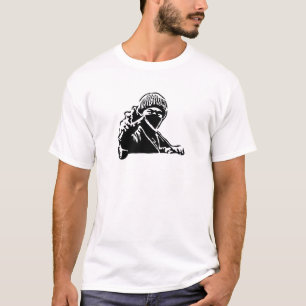 Gemaskerde persoon met slingshot t-shirt