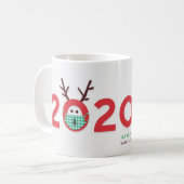 Gemaskerde rendieren 2020 Custom Red Green Holiday Koffiemok (Voorkant links)