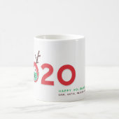 Gemaskerde rendieren 2020 Custom Red Green Holiday Koffiemok (Center)