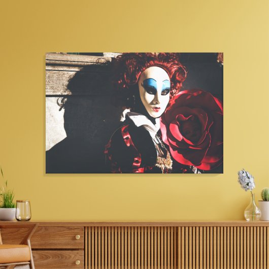 Gemasqueerde vrouw in Venetiaans carnaval Canvas Afdruk (Insitu (Woonkamer))