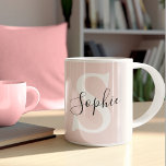 Gematigde gepersonaliseerde naam Monogram Pastel R Koffiemok<br><div class="desc">Gematigde gepersonaliseerde naam Monogram Pastel Roze</div>
